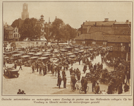 872586 Gezicht op geparkeerde motorvoertuigen op het Vredenburg te Utrecht bij de Stadsschouwburg, tijdens een bezoek ...